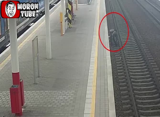 Video: A train strikes him forcefully (public warning)